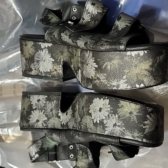 New Free People Follow Your Own Path Sandal in Daisy Print Leather Platform - Picture 5 of 9